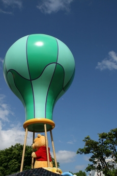 乘坐热气球的维尼熊高清图片
