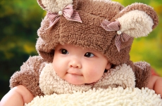 穿熊衣的嫩宝宝高清图片