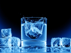 冰与水的融合特写高清图片