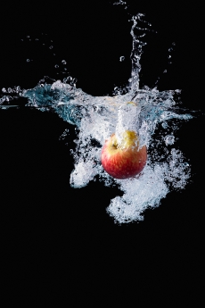 苹果掉在水里高清图片