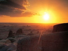 黄昏下的沙漠风景手机壁纸
