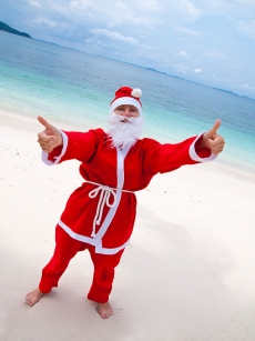 创意圣诞老人装海边高清图片