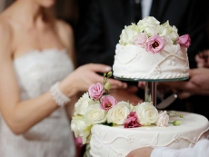 婚宴上的多层美味蛋糕高清图片