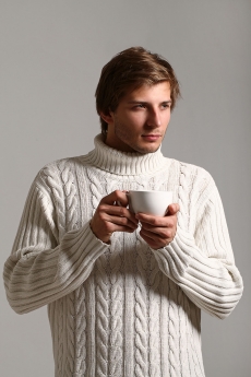 穿毛衣喝茶取暖的帅哥高清图片