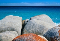 蓝色大海边的石头高清图片
