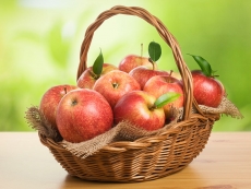竹篮里的新鲜苹果高清图片
