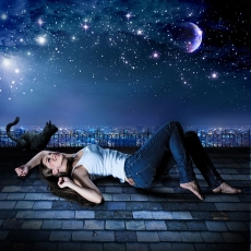 躺在屋顶上看星星的幸福美女高清图片