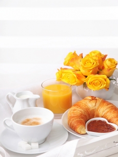 黄色主题爱心玫瑰早餐高清图片