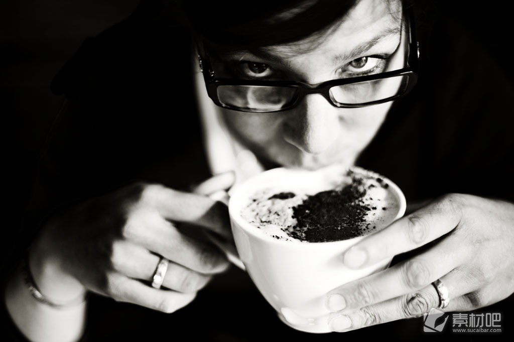喝着咖啡的女人图片