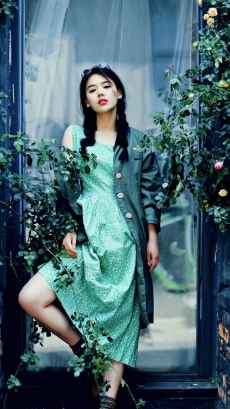 马思纯一袭绿色碎花裙，配上墨绿色风衣，魅惑迷人！ ​​​​